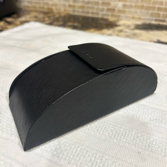 Prada sunglasses & case - Picture 8 of 9